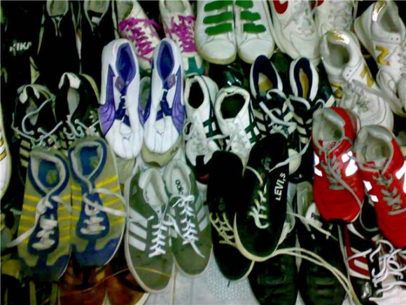 ขายส่งรองเท้าผ้าใบมือสอง