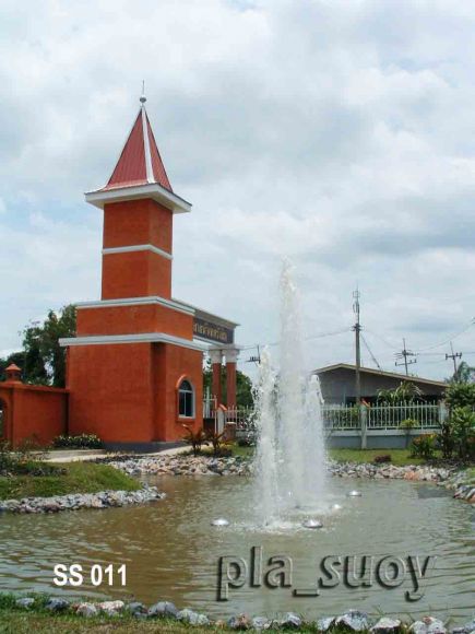 น้ำพุทุ่นลอย ทรงต้นสน 3 หัว ประดับหน้าโรงเรียน