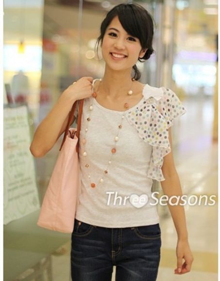 (พร้อมส่ง ) เสื้อแฟชั่นสไตล์เกาหลี ประดับด้วยโบว์เล็กที่ไหล่ค่ะ ฮิตมากที่เกาหลีจ