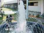 น้ำพุฮวงจุ้ยหน้า บ่อน้ำพุวงกลม มียอดตรงกลาง ที่ AMC