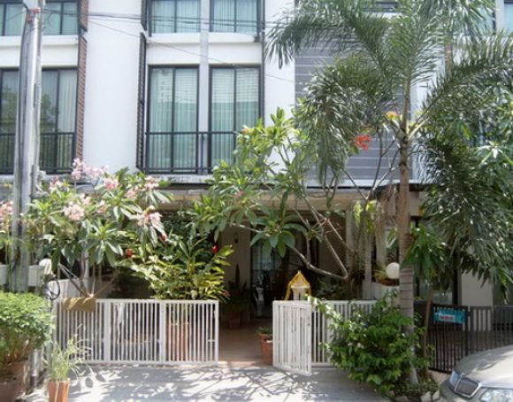 Baansdd.com รหัส T3-0018 ขายทาวน์เฮ้าส์ 2 ชั้น หมู่บ้าน อารียา โมวา เนื้อที่ 19.7 ตร.ว. ราคา 3.57 ล้ Baansdd.com รหัส T3-0018 ขายทาวน์เฮ้าส์ 2 ชั้น หมู่บ้าน อารียา โมวา เนื้อที่ 19.7 ตร.ว. ราคา 3.57 ล้