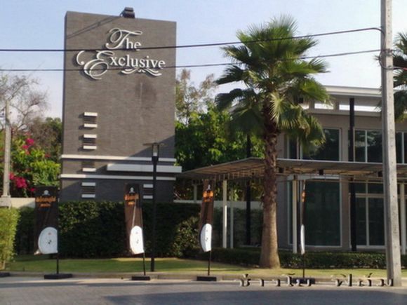 ติดฟิล์มอาคาร (ผลงานที่หมูบ้าน The Exclusive ซ.นวลจันทร์56)ติดต่อ:ช่างโย 08-3388