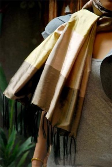 ผ้าพันคอ ผ้าคลุมไหล่ผ้าไหมแท้ 100% pure silk scarf จากผ้าไหมบ้านครัว โรงงานทำ โร