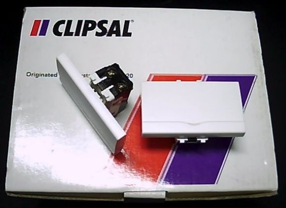 สวิทช์ทางเดียว16แอมป์250โวลท์ พร้อมพรายนํ้าขนาด3ช่ิองยี่ห้อ CLIPSAL รุ่น3031E1/2