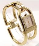 **หมดแล้ว** Burberry Ladies Gold Shackle Bracelet Watch