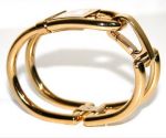 **หมดแล้ว** Burberry Ladies Gold Shackle Bracelet Watch