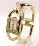 **หมดแล้ว** Burberry Ladies Gold Shackle Bracelet Watch