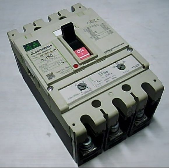 เมนเบรคเกอร์ ยี่ห้อMITSUBISHIรุ่นNF250-SGW(สามารถปรับได้ตั้งแต่160amp-250amp3P)