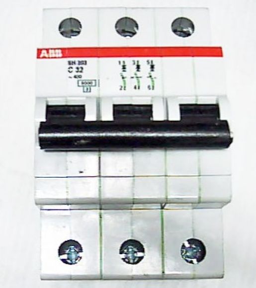 เซอร์กิตเบรคเกอร์ยี่ห้อ ABB รุ่น SH203 C32 (3P 32A 6KA)