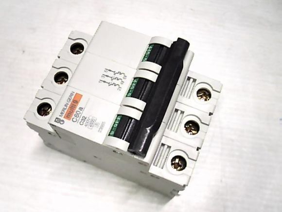 Circuit-breakers ยี่ห้อ Merlin Gerrin รุ่น Multi9  C60a ขนาด32amp 3p