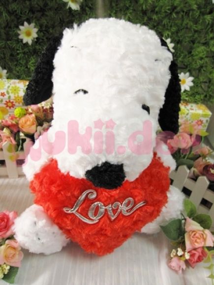 ตุ๊กตา snoopy ถือหัวใจ