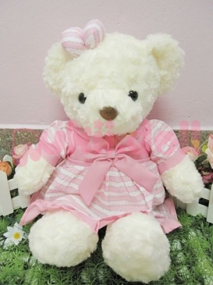 ตุ๊กตาหมีใส่ชุดสีชมพู