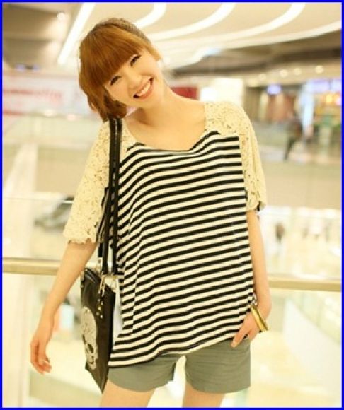 เสื้อแฟชั่นลายขาวดำแต่งลูกไม้ช่วงไหล่และหลัง