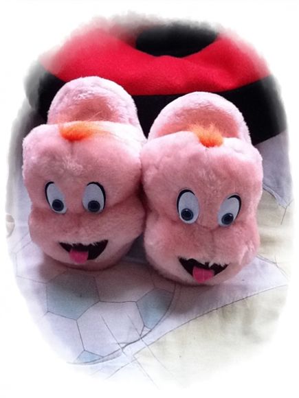 รองเท้าเด็กใส่เดินในบ้าน หน้าตุ๊กตาสีชมพู น่ารักดีค่ะ