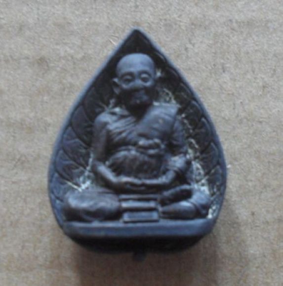 รูปเหมือนใบโพธิ์หลวงปู่เกตุ วัดศรีเมือง รุ่นอายุ ๑๐๙ ปี เนื้อนวโลหะตอกโค้ด กล่องเดิม รูปเหมือนใบโพธิ์หลวงปู่เกตุ วัดศรีเมือง รุ่นอายุ ๑๐๙ ปี เนื้อนวโลหะตอกโค้ด กล่องเดิม