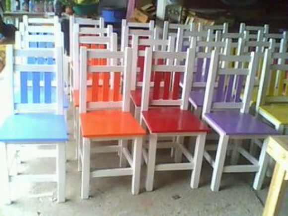 หนุ่มโต๊ะไม้ขายเก้าอี้พนักพิงตรงราคาถูกสีสรรสวยงาม 370 บาท