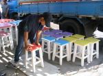 หนุ่มโต๊ะไม้ขายเก้าอี้ไม้จามจุรีทำสีสรรสดใส