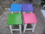 หนุ่มโต๊ะไม้ขายเก้าอี้ไม้จามจุรีทำสีสรรสดใส