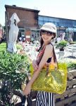 กระเป๋าสีเหลืองสดใส มีกระเป๋าหนังใบเล็กด้านในด้วยจ้า