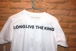 เสื้อยืดลาย ๙ สีดำ ความหมายคือ รัชกาลที่ ๙ ข้างหลังสกรีน Long live the king