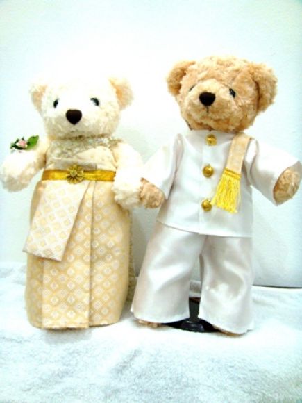 ตุ๊กตาหมีบ่าวสาวในชุดผ้าไหมไทยประยุกต์สีทอง