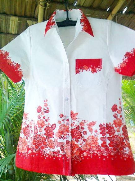 เสื้อบาติก ลายดอกไม้ โทนแดง
