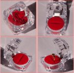 กล่องใส่แหวน เป็นกล่องแก้วใส ฐานใส่แหวนเป็นกำมะหยี่สีแดงสด