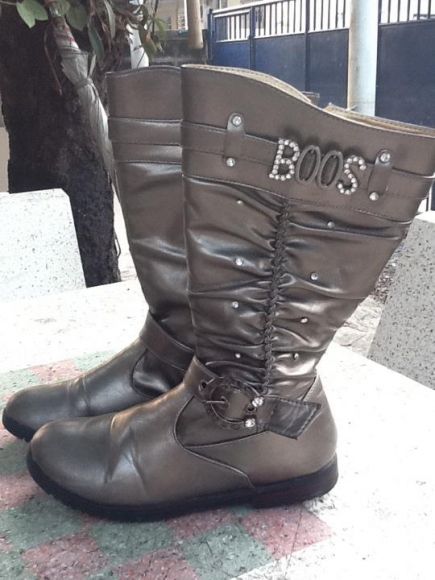 รองเท้าบูทหนังนิ่มสีเมทัลลิก BOOSI มือสองสภาพแจ่ม รองเท้าบูทหนังนิ่มสีเมทัลลิก BOOSI มือสองสภาพแจ่ม