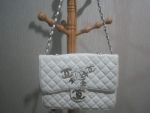 กระเป๋า chanel สีขาว ขนาด 11 นิ้ว งานเกรด AAA มือสอง สภาพ 97% (ฟรีค่าจัดส่งสินค้า)
