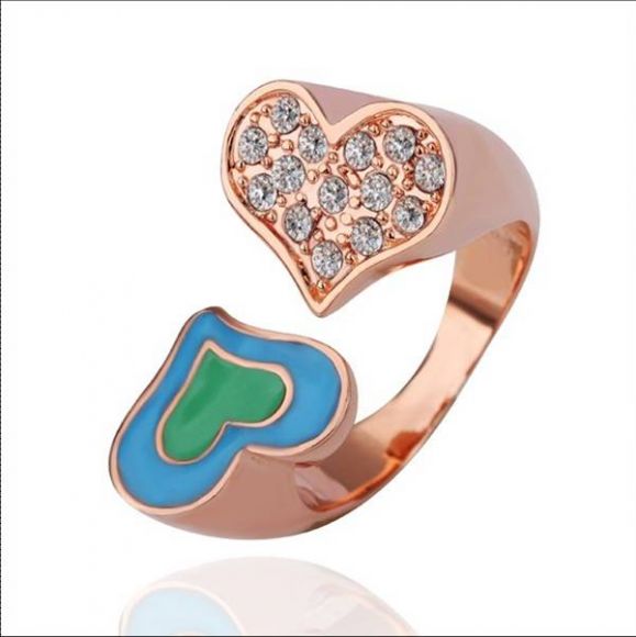 แหวนทองคำสีชมพู 18K GP ดีไซน์สุดเก๋รูปหัวใจประดับคริสตัลและเคลือบ enamel สีหวาน 