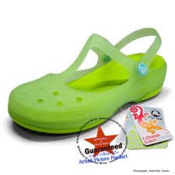 รองเท้า Crocs รุ่น Carlie Mary Jane สีเขียวมะนาว เปลี่ยนสีได้เมื่อโดนแดด รองเท้า Crocs รุ่น Carlie Mary Jane สีเขียวมะนาว เปลี่ยนสีได้เมื่อโดนแดด