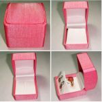 กล่องใส่แหวนและต่างหู เป็นกล่องผ้าไหมสีชมพู ด้านในเป็นสักกะหลาดสีขาว