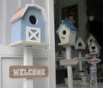 บ้านนกขาตั้งแต่งหน้าร้าน