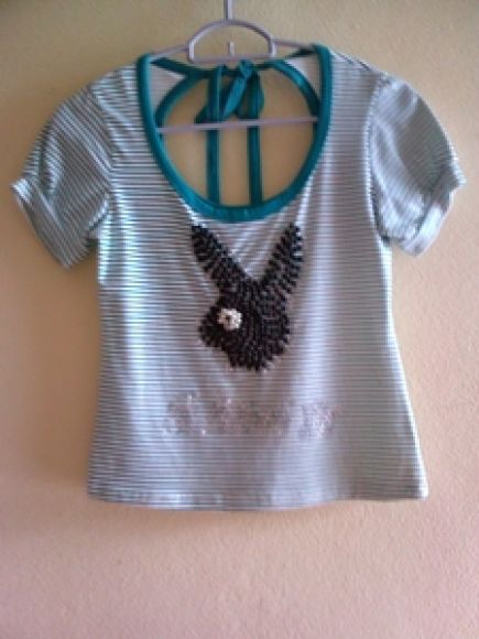 เสื้อสีเขียว อก 32 นิ้ว ยาว 20 นิ้ว