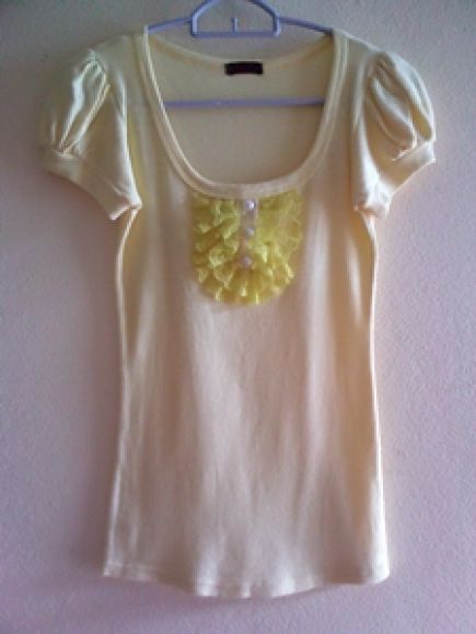เสื้อสีเหลือง อก 30-32 นิ้ว ยาว 23 นิ้ว