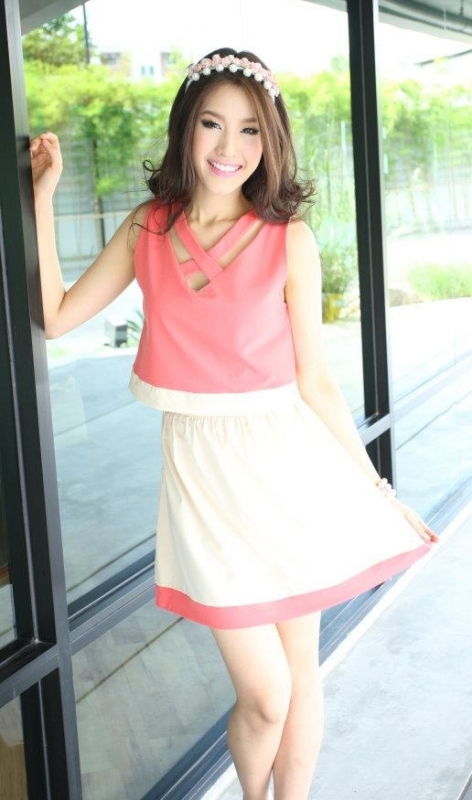 เดรส ทูโทน สีชมพู-ครีม อกไขว้ แขนกุด ซิปด้านหลัง มียางด้านหลังตรงเอว
