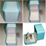 กล่องใส่แหวนและต่างหู เป็นกล่องผ้าไหมสีฟ้า ด้านในเป็นสักกะหลาดสีขาว
