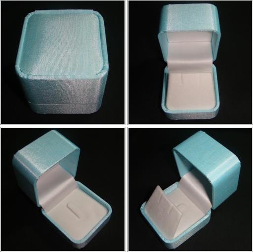 กล่องใส่แหวนและต่างหู เป็นกล่องผ้าไหมสีฟ้า ด้านในเป็นสักกะหลาดสีขาว กล่องใส่แหวนและต่างหู เป็นกล่องผ้าไหมสีฟ้า ด้านในเป็นสักกะหลาดสีขาว