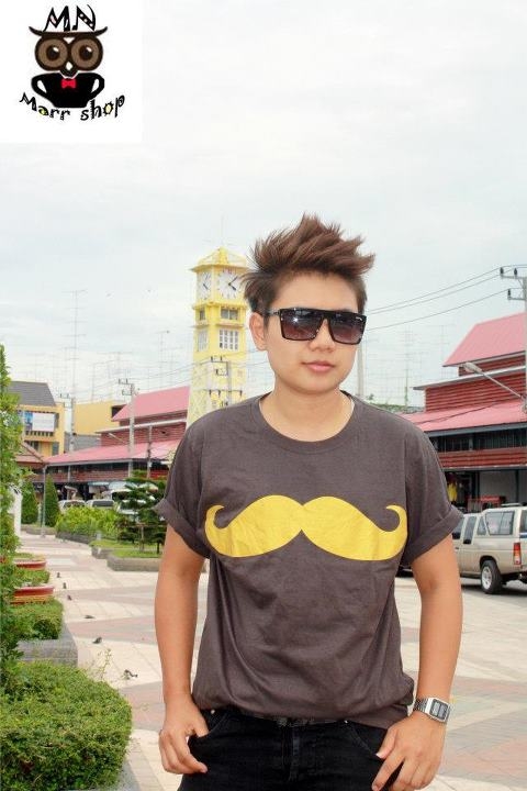 เสื้อยืดสีเทาดิน สกรีนลายหนวดสีทอง เสื้อยืดสีเทาดิน สกรีนลายหนวดสีทอง