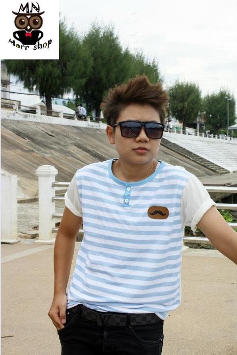เสื้อคอกลมริ้วลาย สีฟ้า เสื้อคอกลมริ้วลาย สีฟ้า