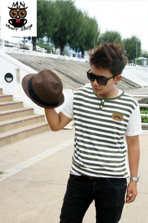 เสื้อคอกลมริ้วลาย สีเขียวขี้ม้า เสื้อคอกลมริ้วลาย สีเขียวขี้ม้า
