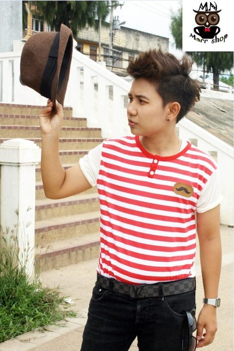 เสื้อคอกลมริ้วลาย สีแดง เสื้อคอกลมริ้วลาย สีแดง