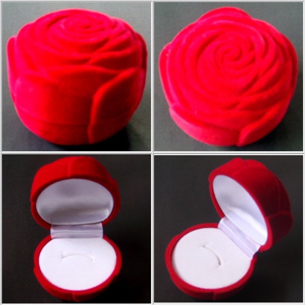 กล่องใส่แหวนเป็นกล่องกำมะหยี่สีแดงรูปดอกกุหลาบใหญ่