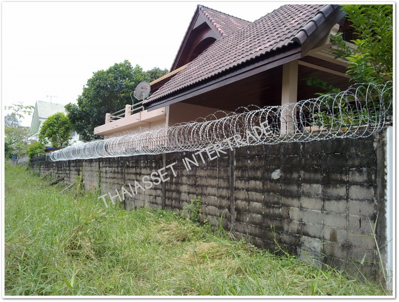 ลวดหนามหีบเพลงล้อมบ้านพักอาศัย