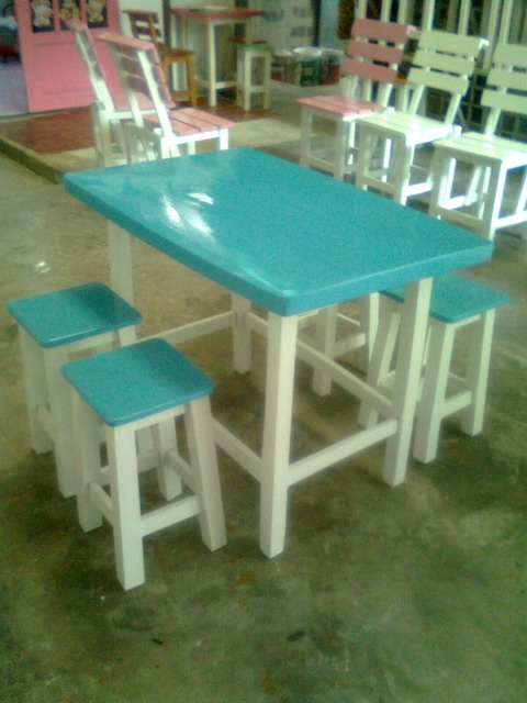 ชุดโต๊ะไม้ 60x100x75 กับ เก้าอี้ไม้เหลี่ยม 4 ตัว