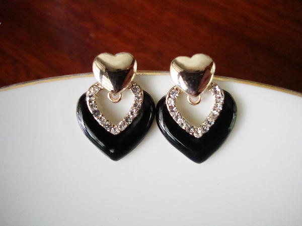 ต่างหูแฟชั่นเกาหลีนำเข้าดีไซน์เก๋ ห้อยรูปหัวใจเคลือบด้วย enamel ประดับเพชรสังเคร