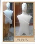 หุ่นโชว์เสื้อผ้าผู้หญิงมีหัวหุ้มด้วยผ้าดิบและมีแขนขาไม้