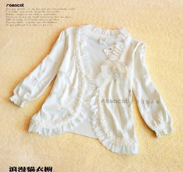 พร้อมส่ง Knit & Co. เสื้อคลุมประดับดอกไม้ สีครีม พร้อมส่ง Knit & Co. เสื้อคลุมประดับดอกไม้ สีครีม