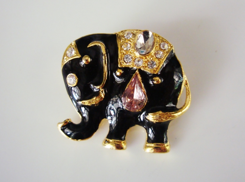 เข็มกลัดติดเสื้อโทนสีทองเคลือบ enamel ประดับคริสตัลรูปช้างอินเดีย สวยมากค่ะ