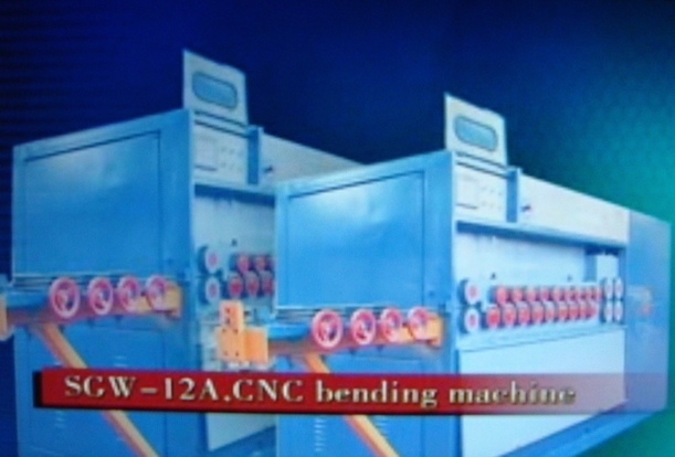 เครื่องดัดเหล็กปลอก เครื่องพับเหล็กปลอก ทำงานต่อเนื่อง CNC พร้อมดัดตรง ขนาด 4 มม